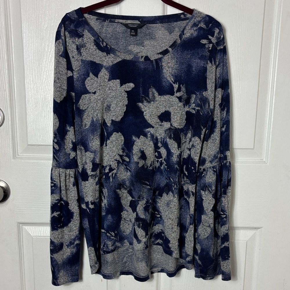 Simply Vera bell sleeve blouse size XS scoop neck floral print gray blue soft